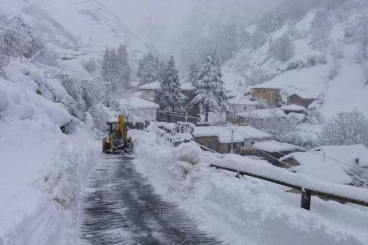 El último temporal de nieve dejó sin suministro de luz a 15.000 hogares asturianos, la mayoría en el medio rural