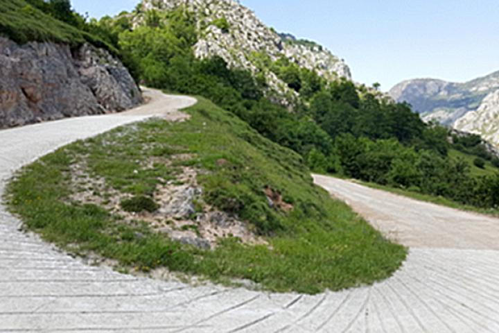 El Parque Nacional de los Picos de Europa concluye la mejora de las pistas de Sotres y Pandébano, en Cabrales